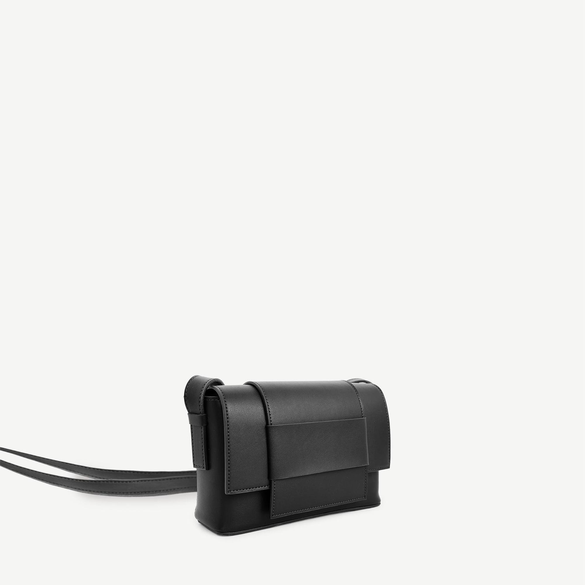 YARGICI Deri Görünümlü Kemer Detaylı Çapraz Çanta