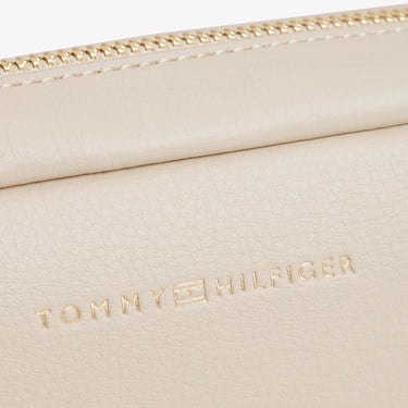  Tommy Hilfiger Logotape Kadın Bej Çapraz Çanta