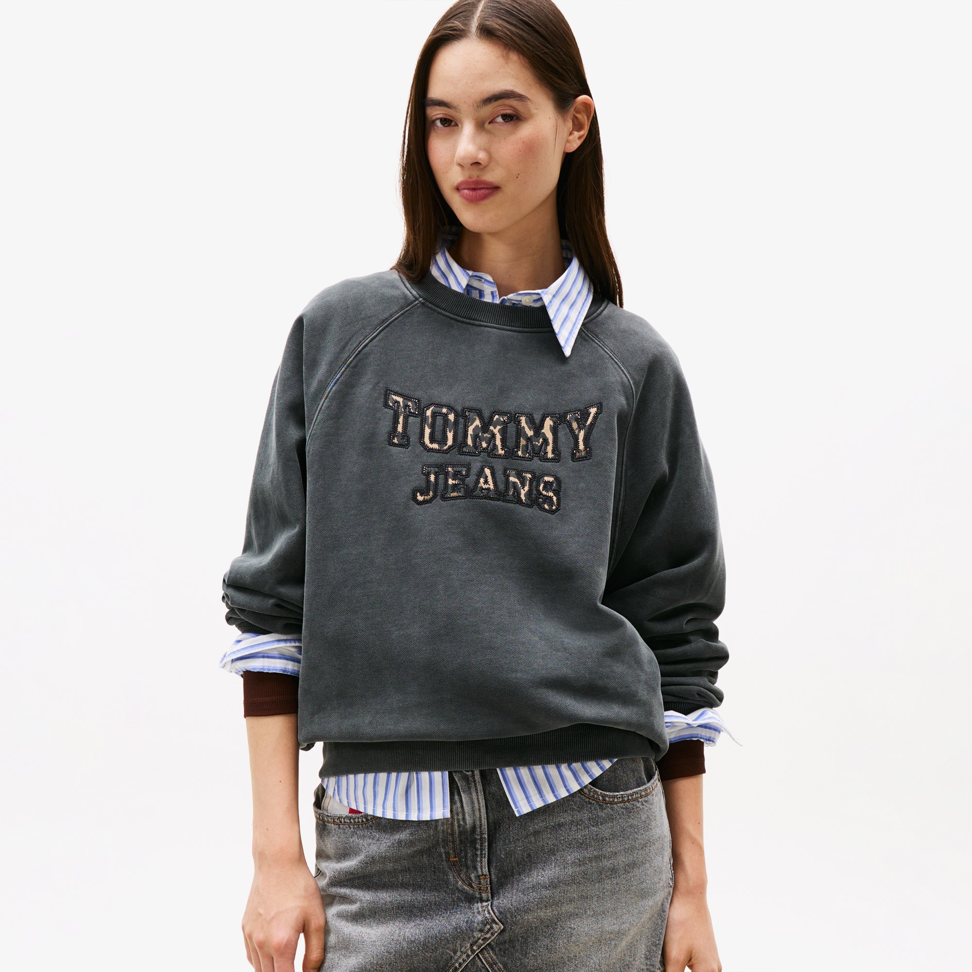 Tommy Jeans Leopard Varsity Crew Kadın Siyah Sweatshirt