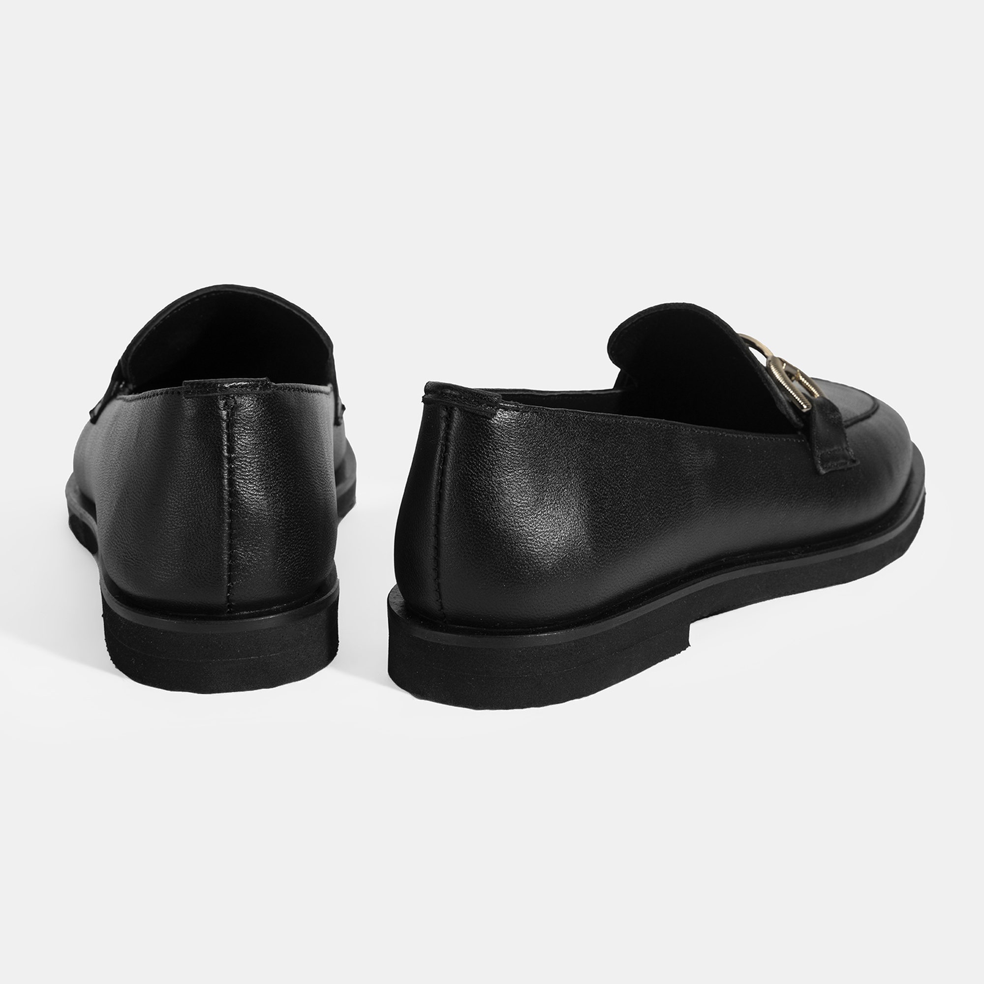 Kadın Siyah Metal Toka Aksesuarlı Deri Loafer