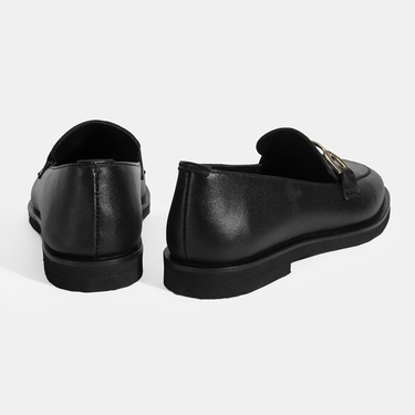  Kadın Siyah Metal Toka Aksesuarlı Deri Loafer