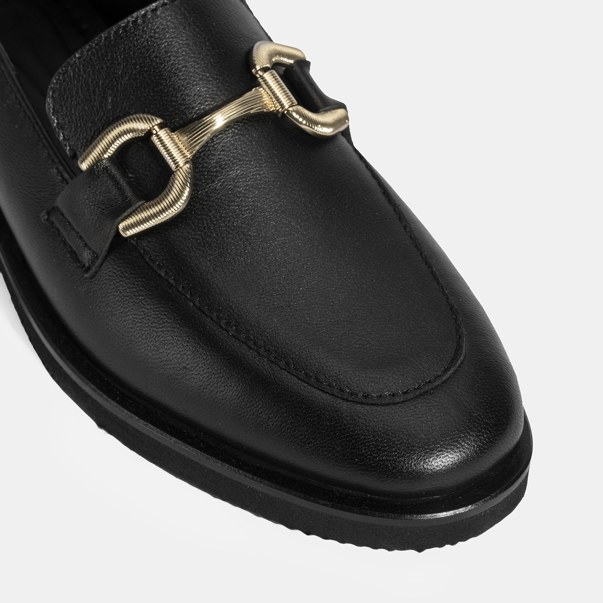 Kadın Siyah Metal Toka Aksesuarlı Deri Loafer