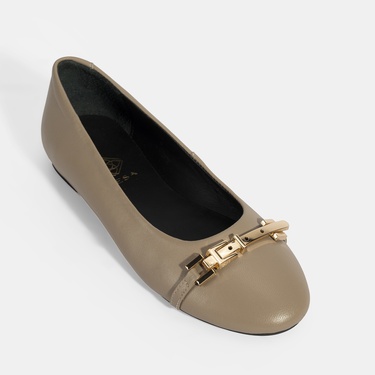  Kadın Kahve Metal Toka Aksesuarlı Deri Babet