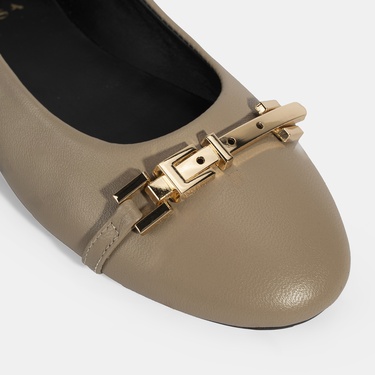  Kadın Kahve Metal Toka Aksesuarlı Deri Babet