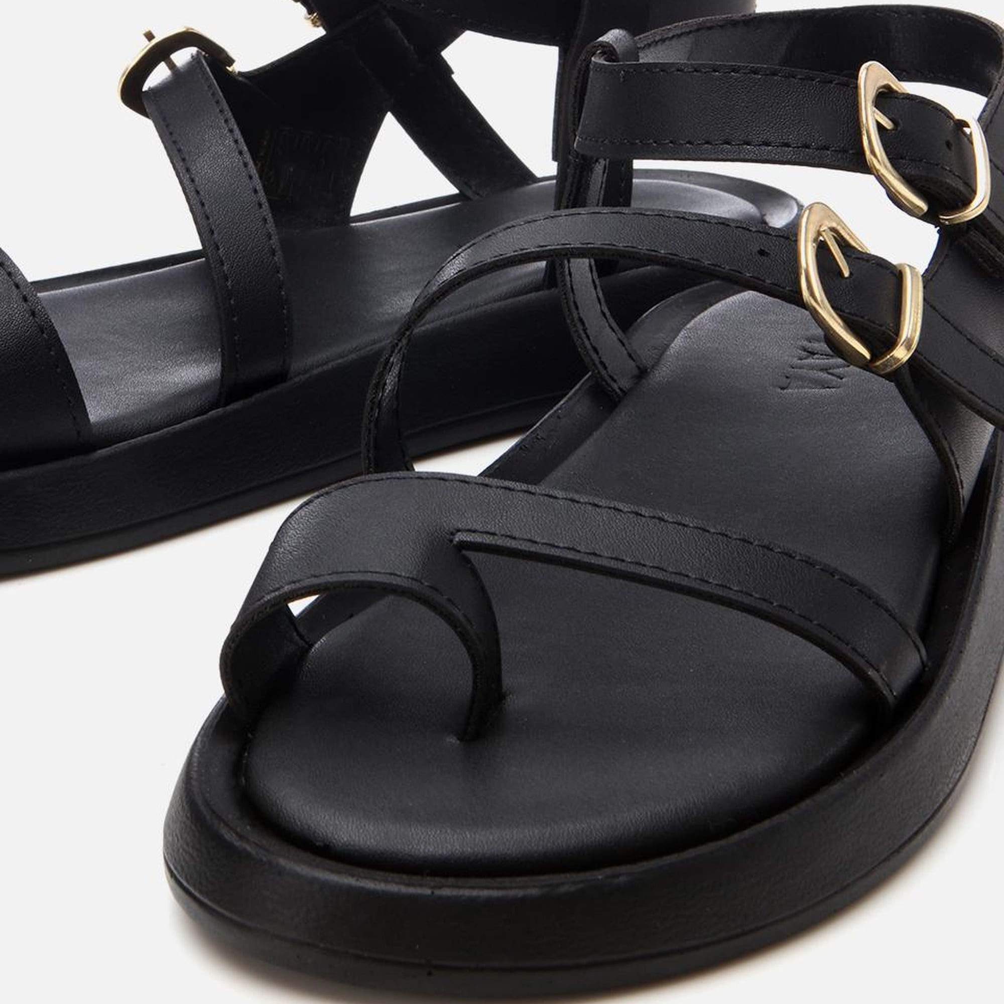 Kadın Siyah Yaya Ayarlanabilir Kemerli Düz Sandalet