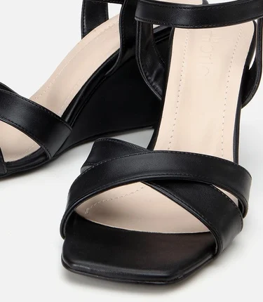  Kadın Siyah Dolgu Topuklu Sandalet