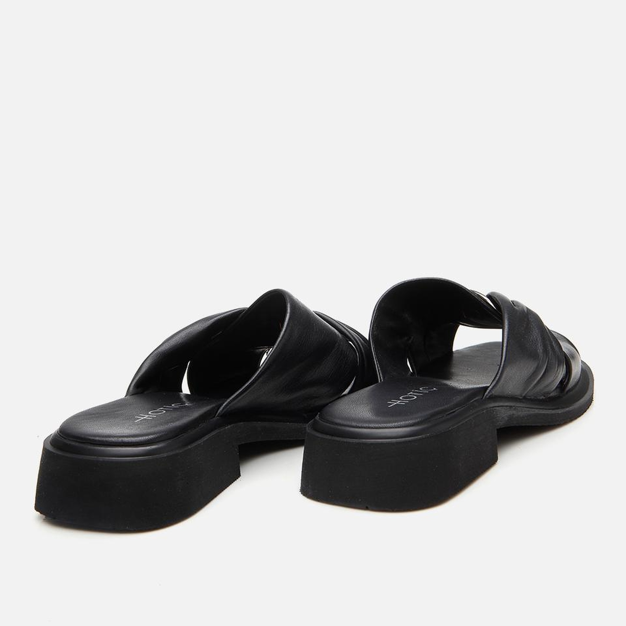 Kadın Deri Siyah Tokalı Düz Terlik