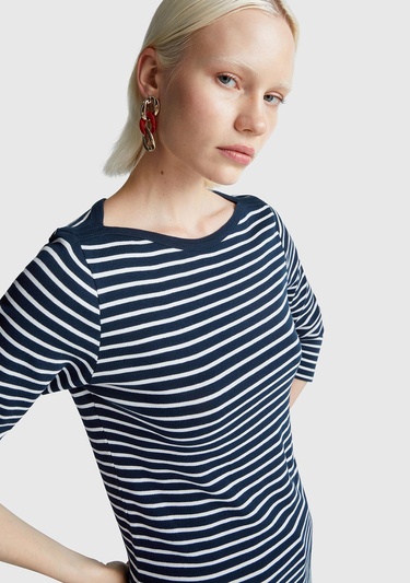  Kadın Lacivert %100 Pamuk Çizgili Logolu Kayık Yaka Truvakar Kol T-Shirt