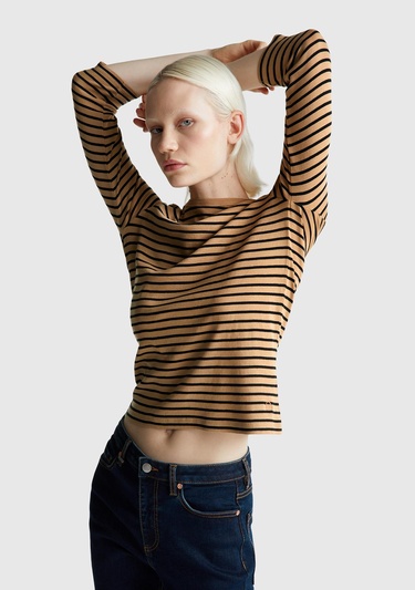  Kadın Kahverengi  %100 Pamuk Çizgili Logolu Kayık Yaka Truvakar Kol T-Shirt