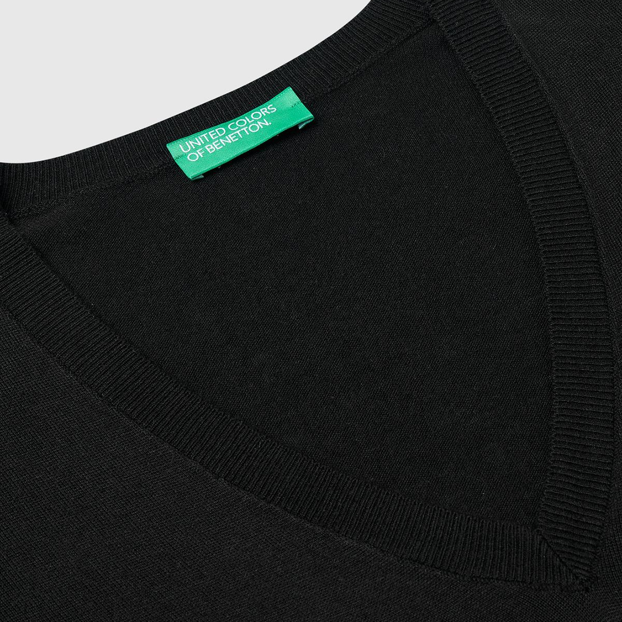 Kadın Siyah Viskoz ve İpek Karışımlı V Yaka Triko Kazak