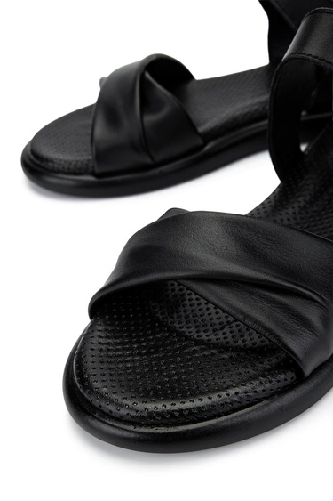  Tamer Tanca Kadın Hakiki Deri Siyah Düz Sandalet