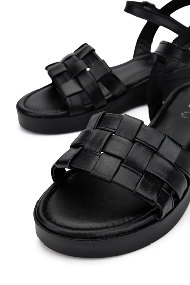  Tamer Tanca Kadın Hakiki Deri Siyah Deri Düz Sandalet