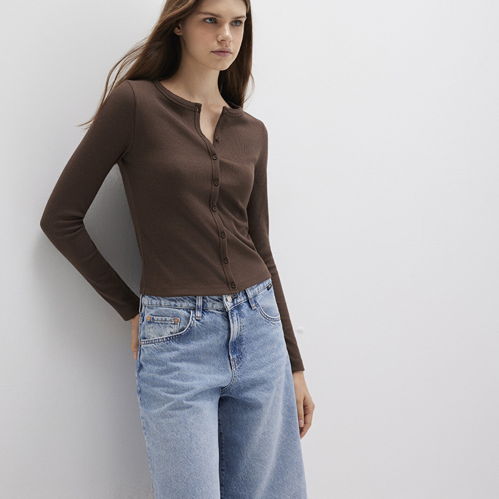 Mavi Düğme Detaylı Kahverengi Uzun Kollu Tişört Fitted / Vücuda Oturan Kesim 1613330-88067