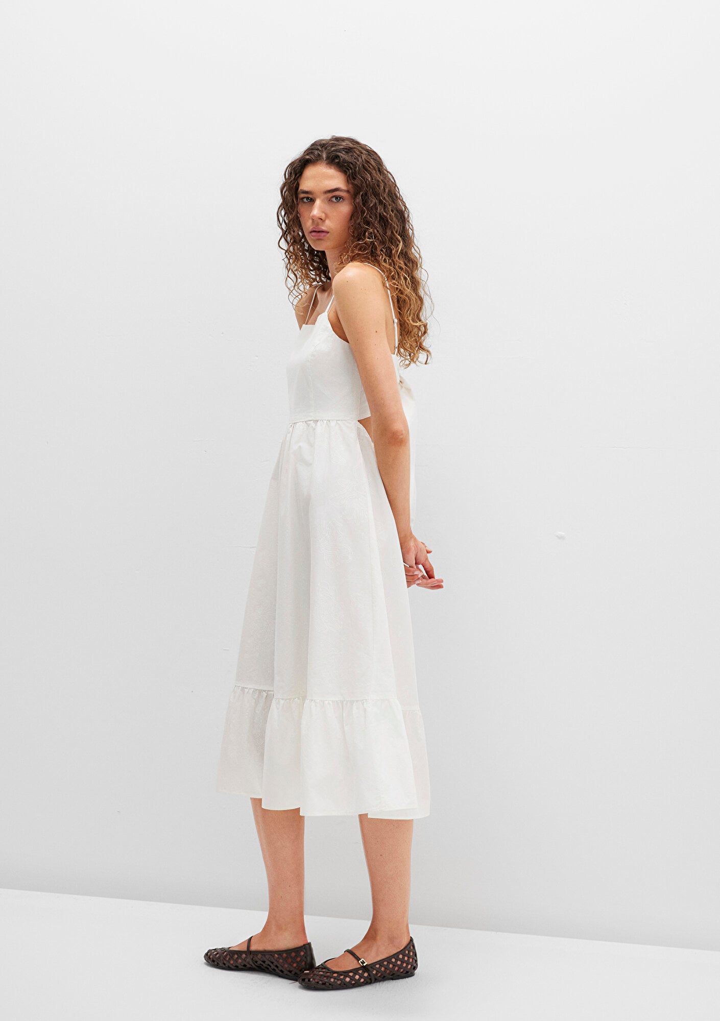  Mavi Sırt Detaylı Beyaz Elbise 1310804-70057