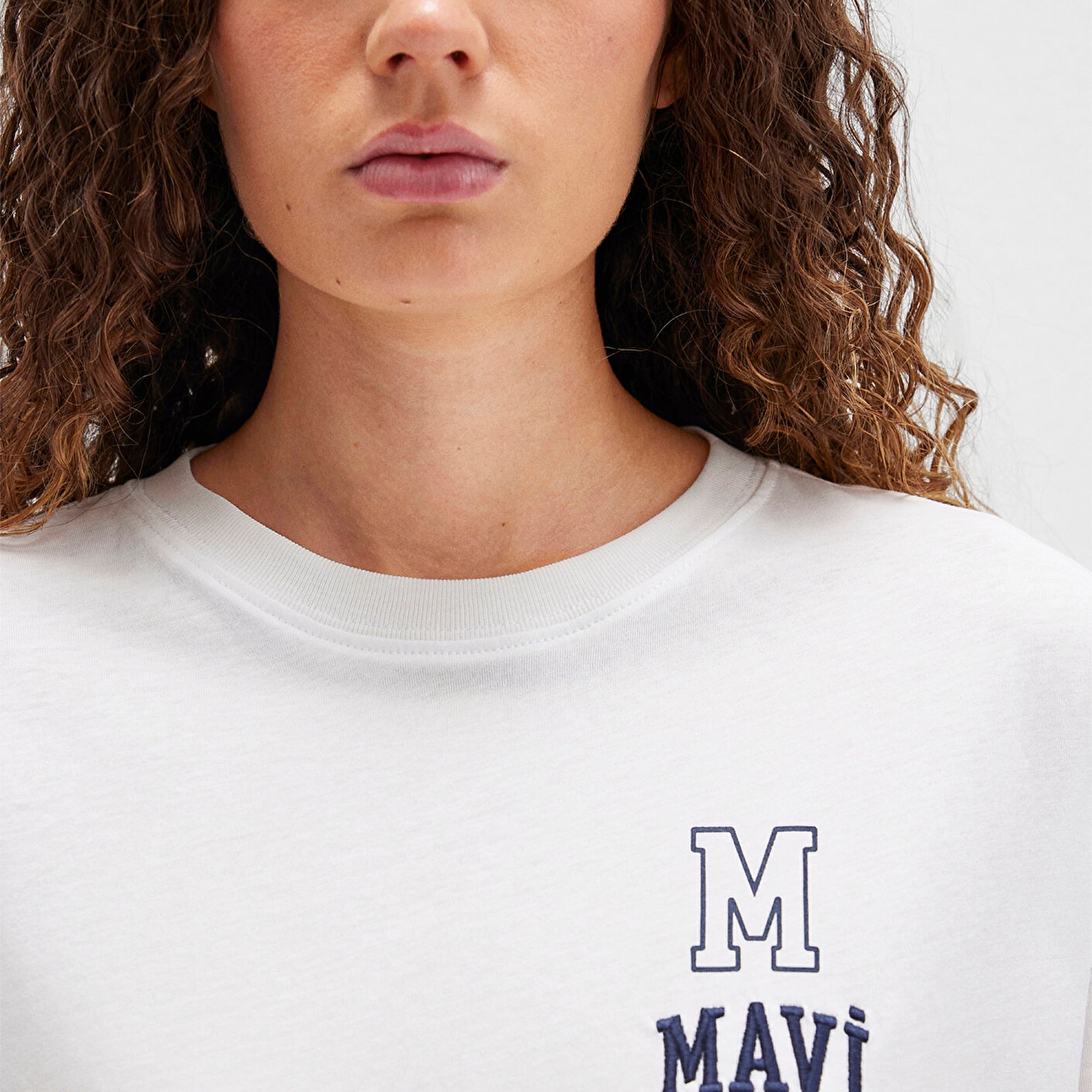 Mavi Mavi Logo Nakışlı Beyaz Tişört Loose Fit / Bol Rahat Kesim 1613467-70057