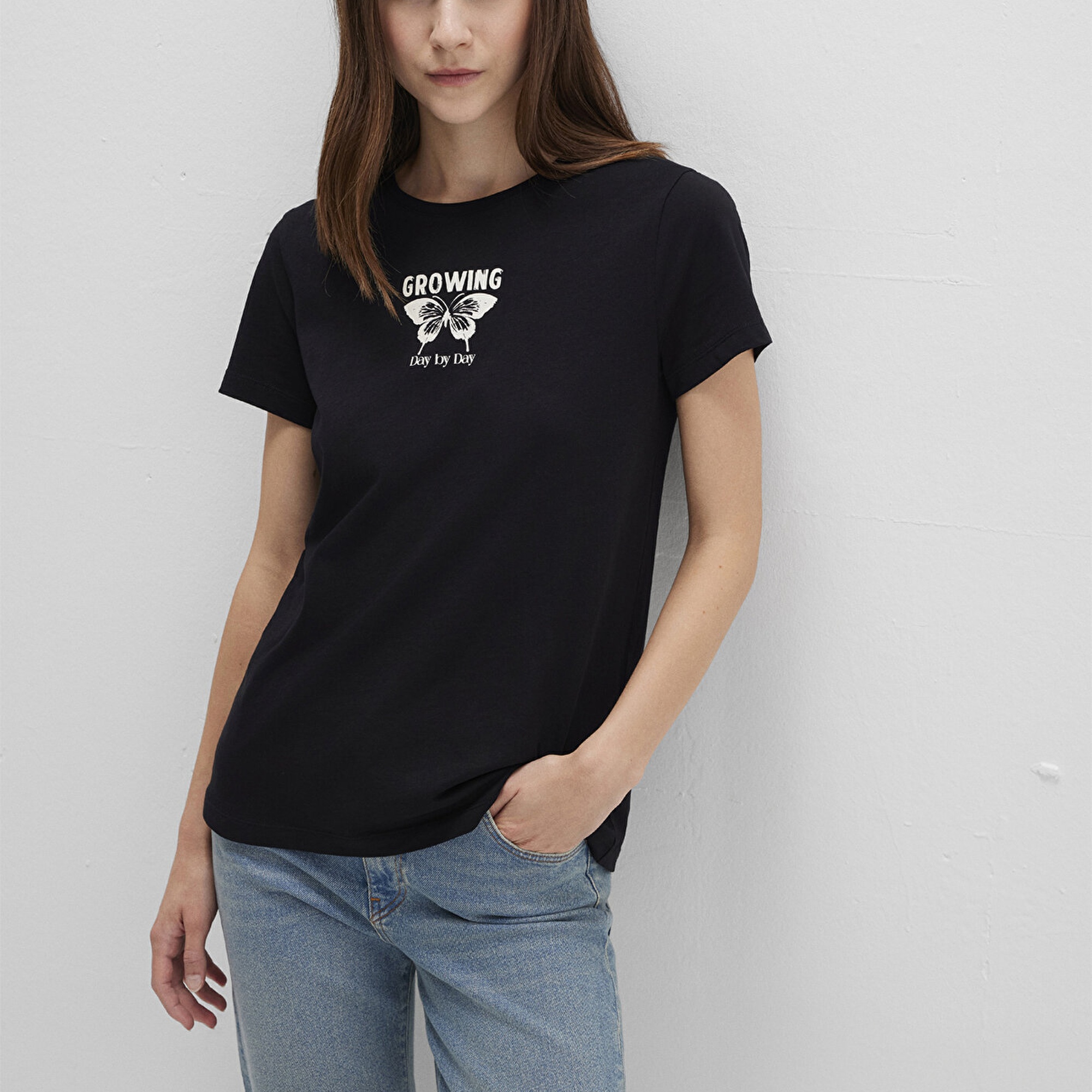 Mavi Çiçek Baskılı Siyah Tişört Semi Slim Fit / Yarı Dar Kesim 1613476-900