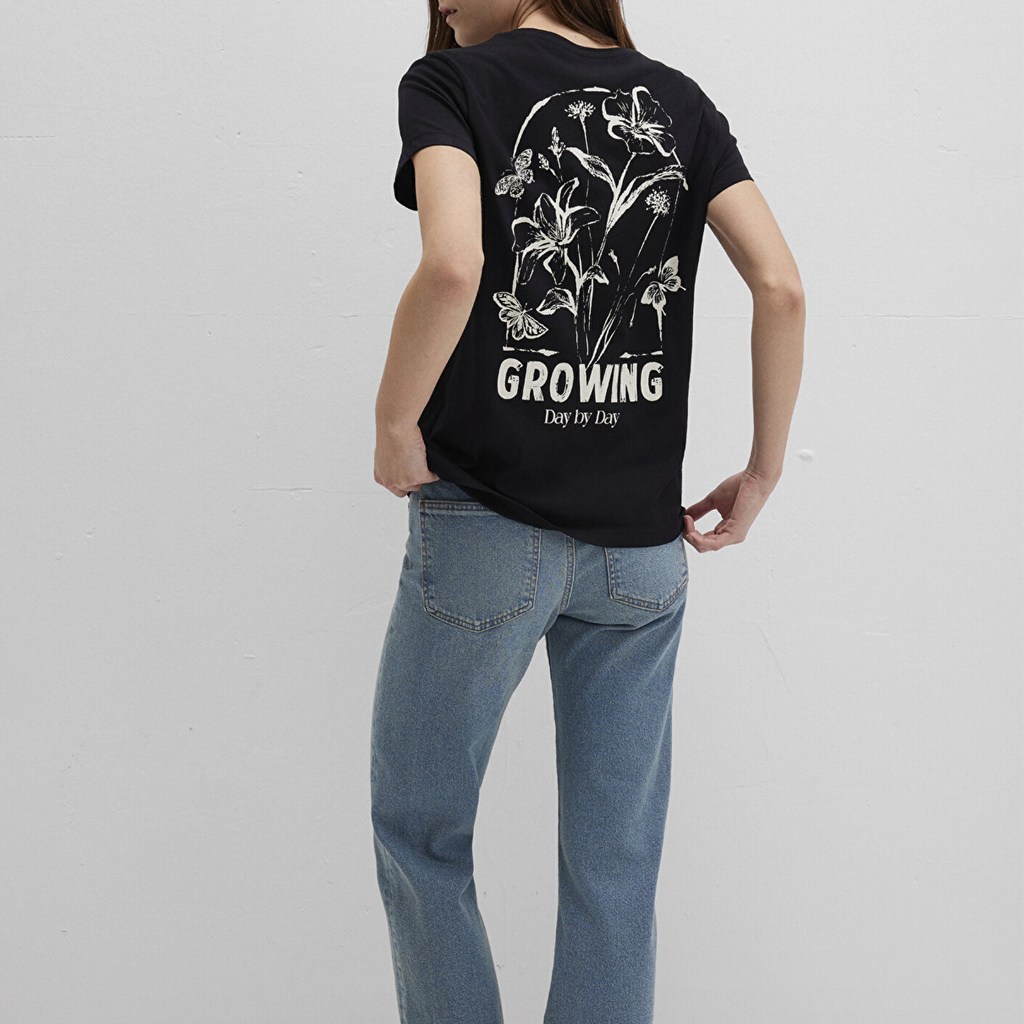 Mavi Çiçek Baskılı Siyah Tişört Semi Slim Fit / Yarı Dar Kesim 1613476-900