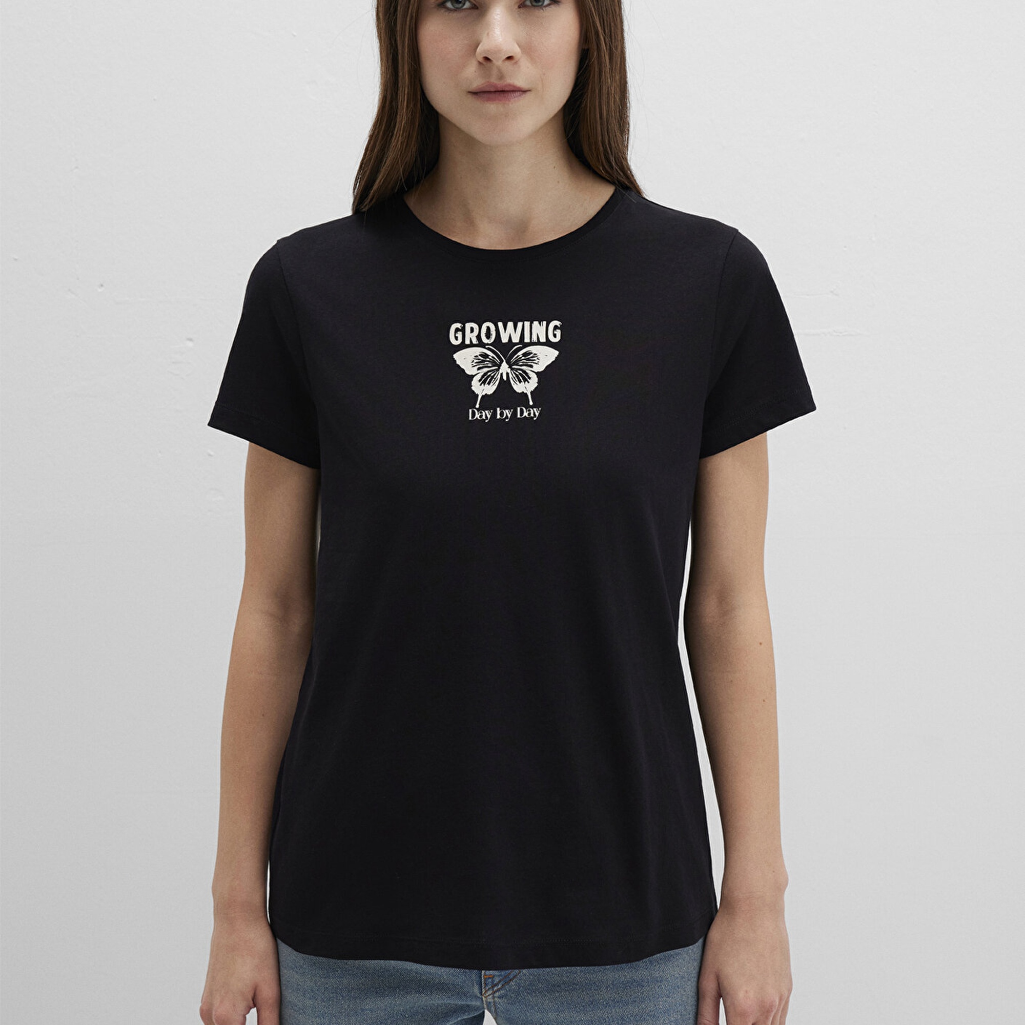 Mavi Çiçek Baskılı Siyah Tişört Semi Slim Fit / Yarı Dar Kesim 1613476-900