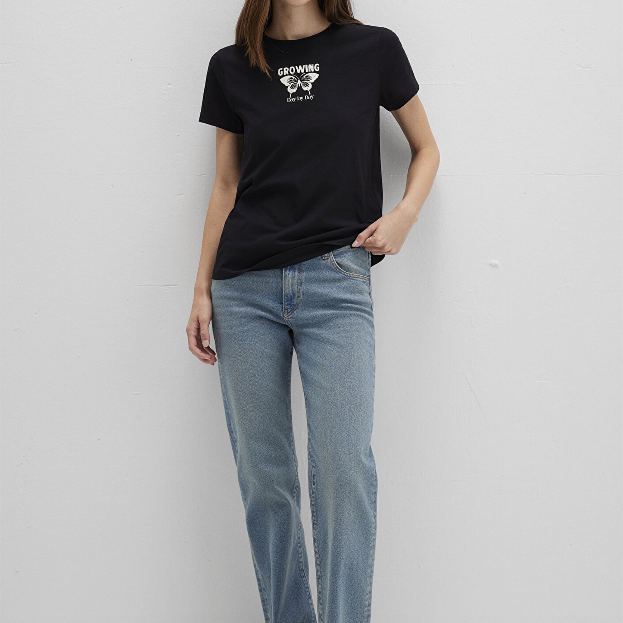 Mavi Çiçek Baskılı Siyah Tişört Semi Slim Fit / Yarı Dar Kesim 1613476-900