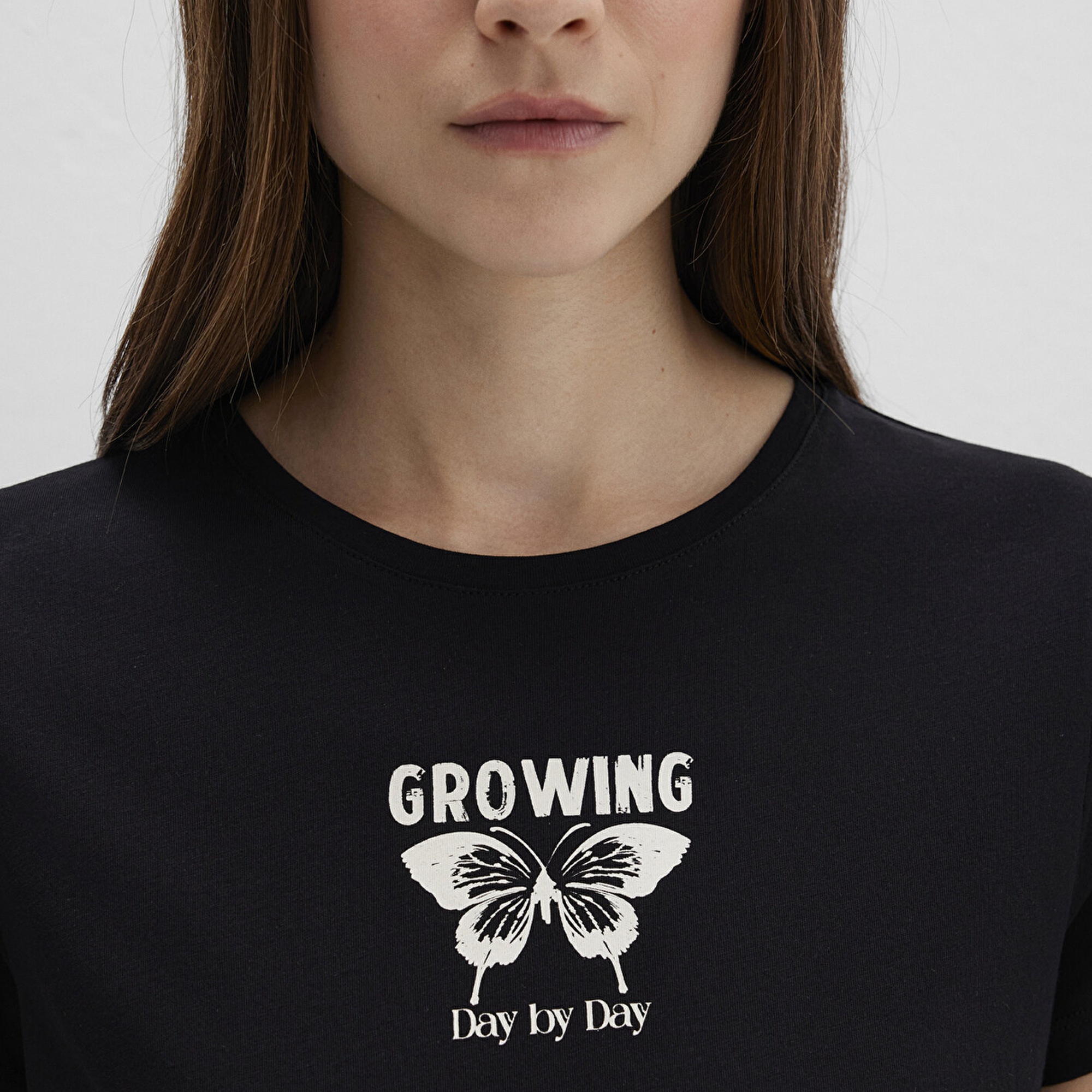 Mavi Çiçek Baskılı Siyah Tişört Semi Slim Fit / Yarı Dar Kesim 1613476-900