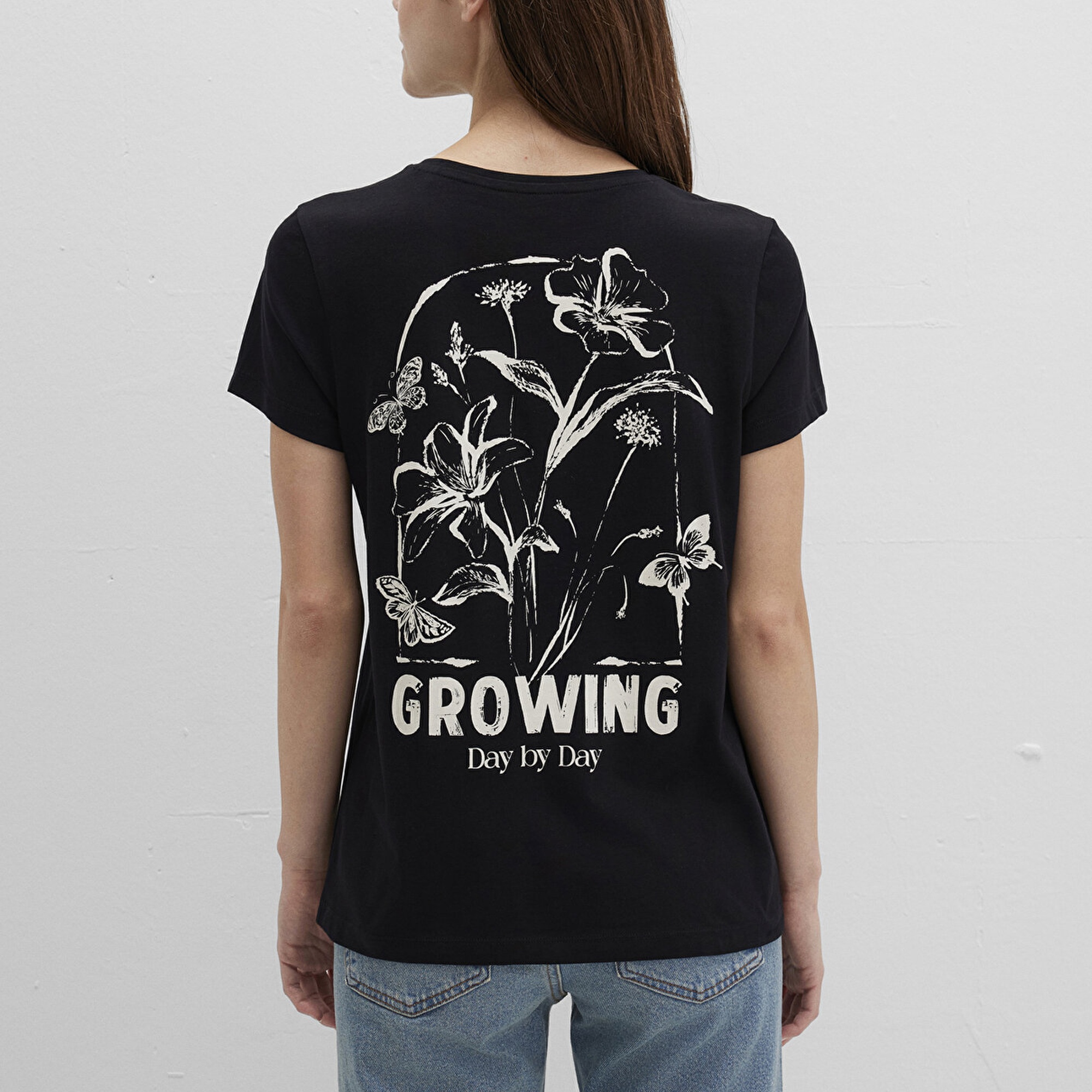 Mavi Çiçek Baskılı Siyah Tişört Semi Slim Fit / Yarı Dar Kesim 1613476-900