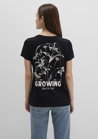  Mavi Çiçek Baskılı Siyah Tişört Semi Slim Fit / Yarı Dar Kesim 1613476-900