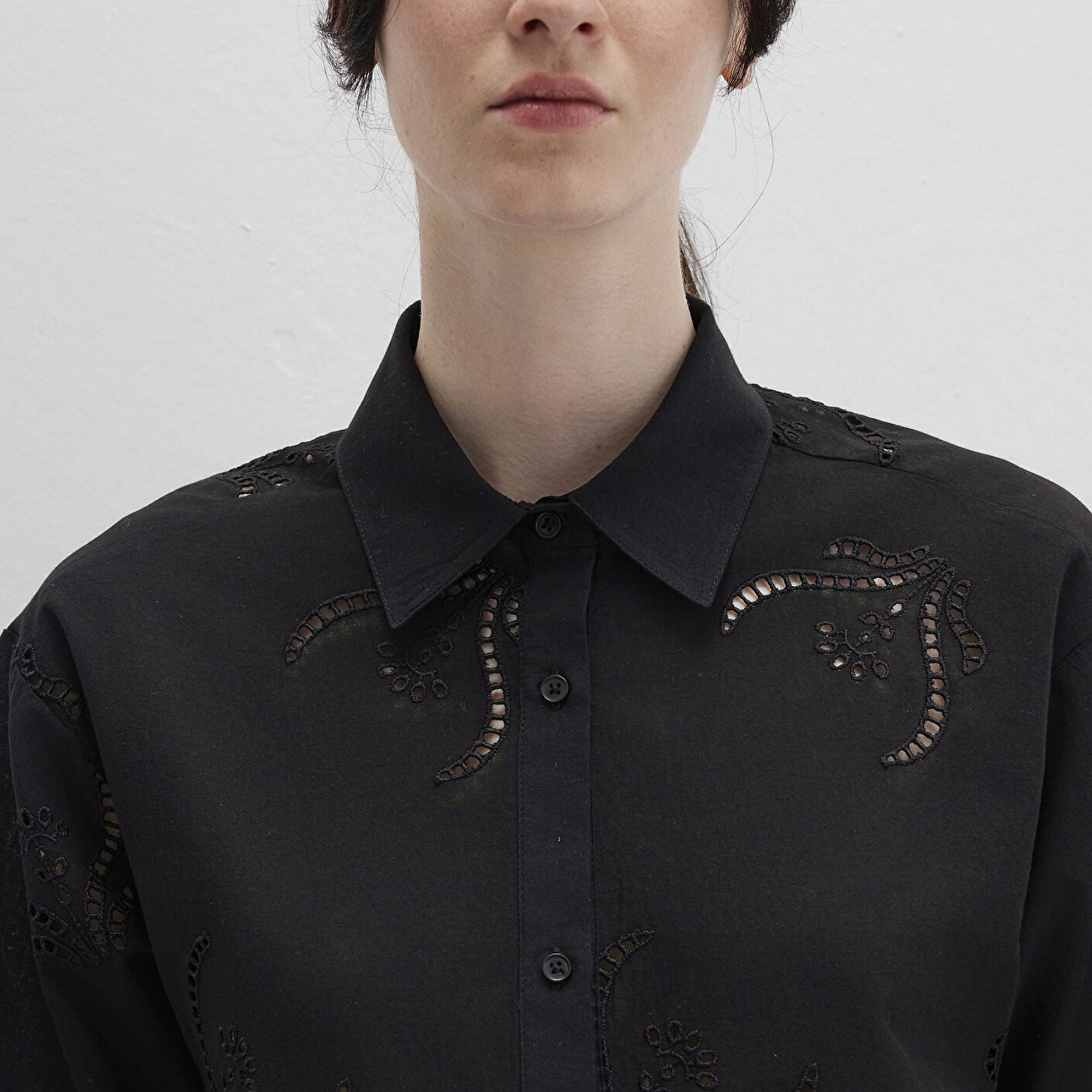 Mavi Brode Detaylı Siyah Gömlek Loose Fit / Bol Rahat Kesim 1211186-900