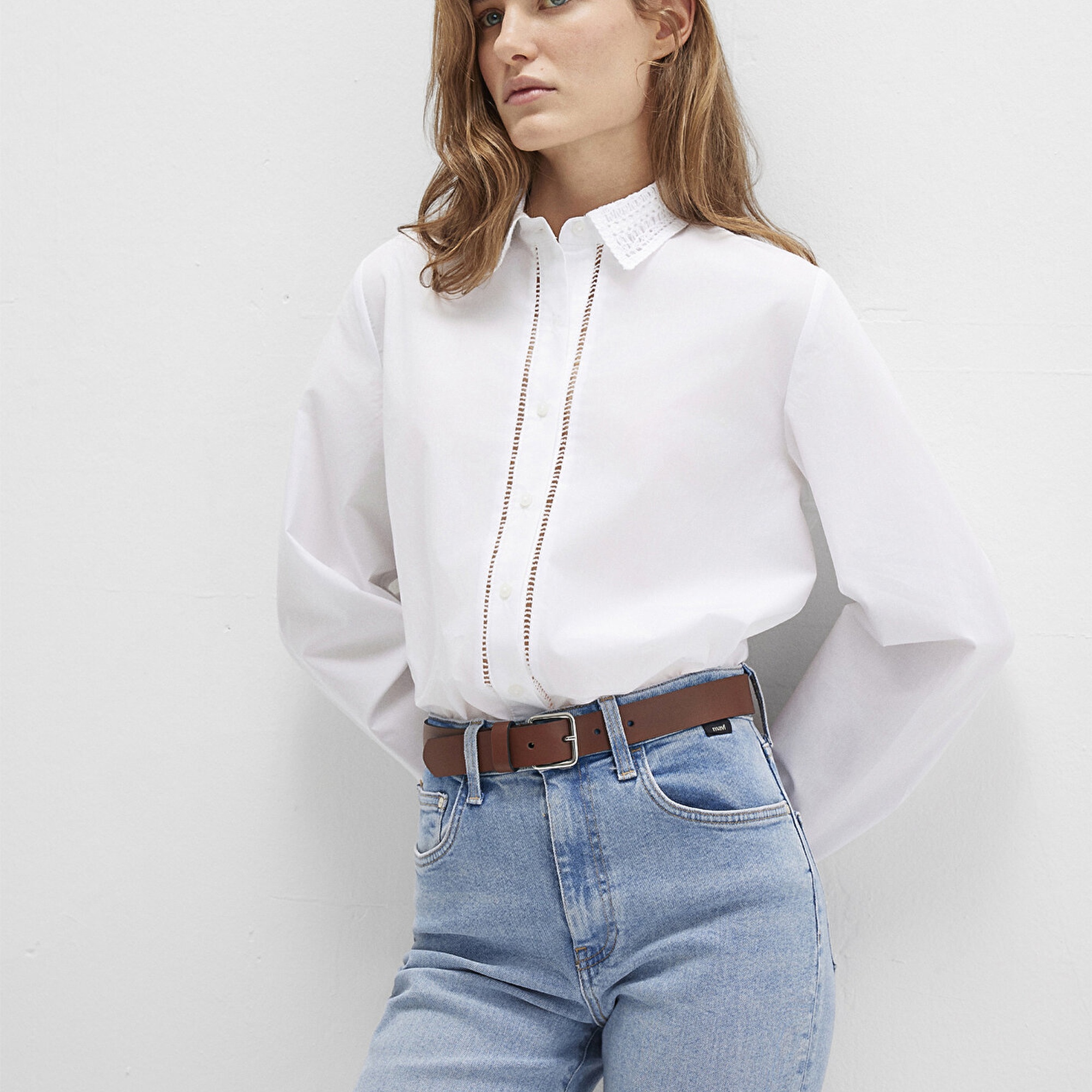 Mavi Nakışlı Şerit Detaylı Beyaz Gömlek Regular Fit / Normal Kesim 1211174-70057