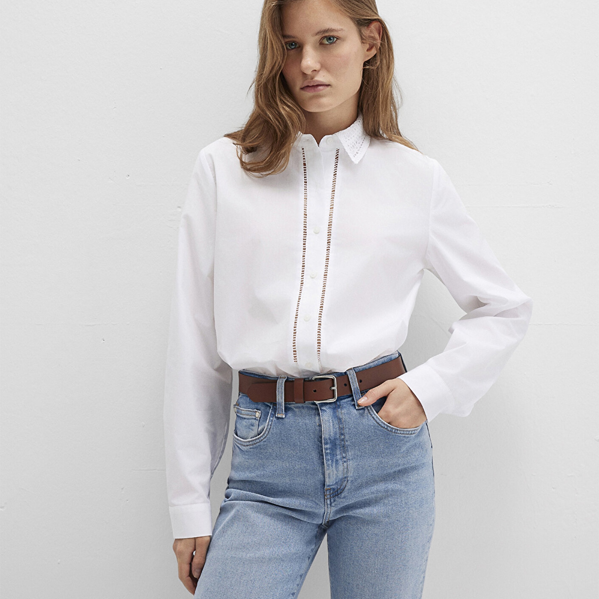 Mavi Nakışlı Şerit Detaylı Beyaz Gömlek Regular Fit / Normal Kesim 1211174-70057