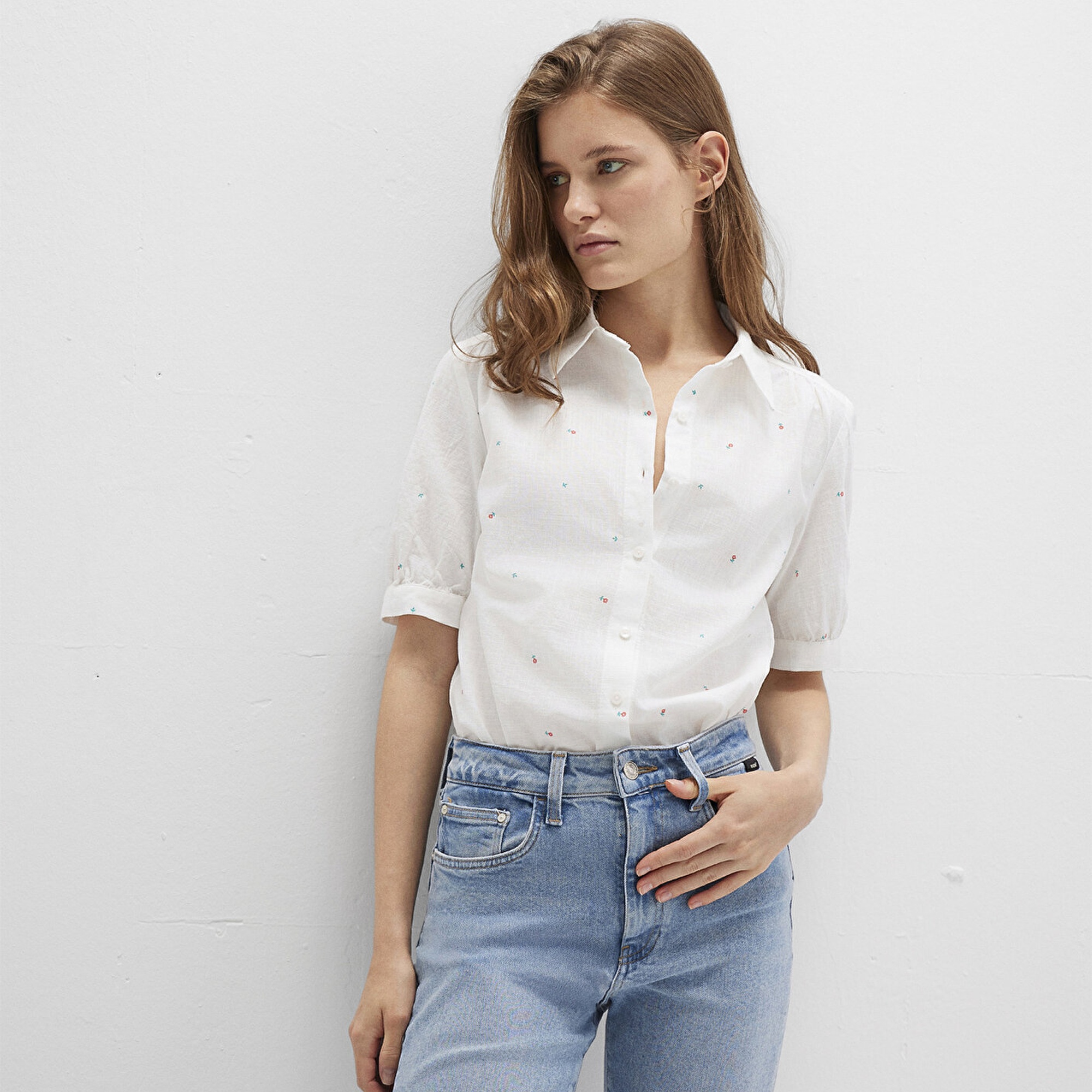 Mavi Çiçek Baskılı Beyaz Gömlek Fitted / Vücuda Oturan Kesim 1210060-90701