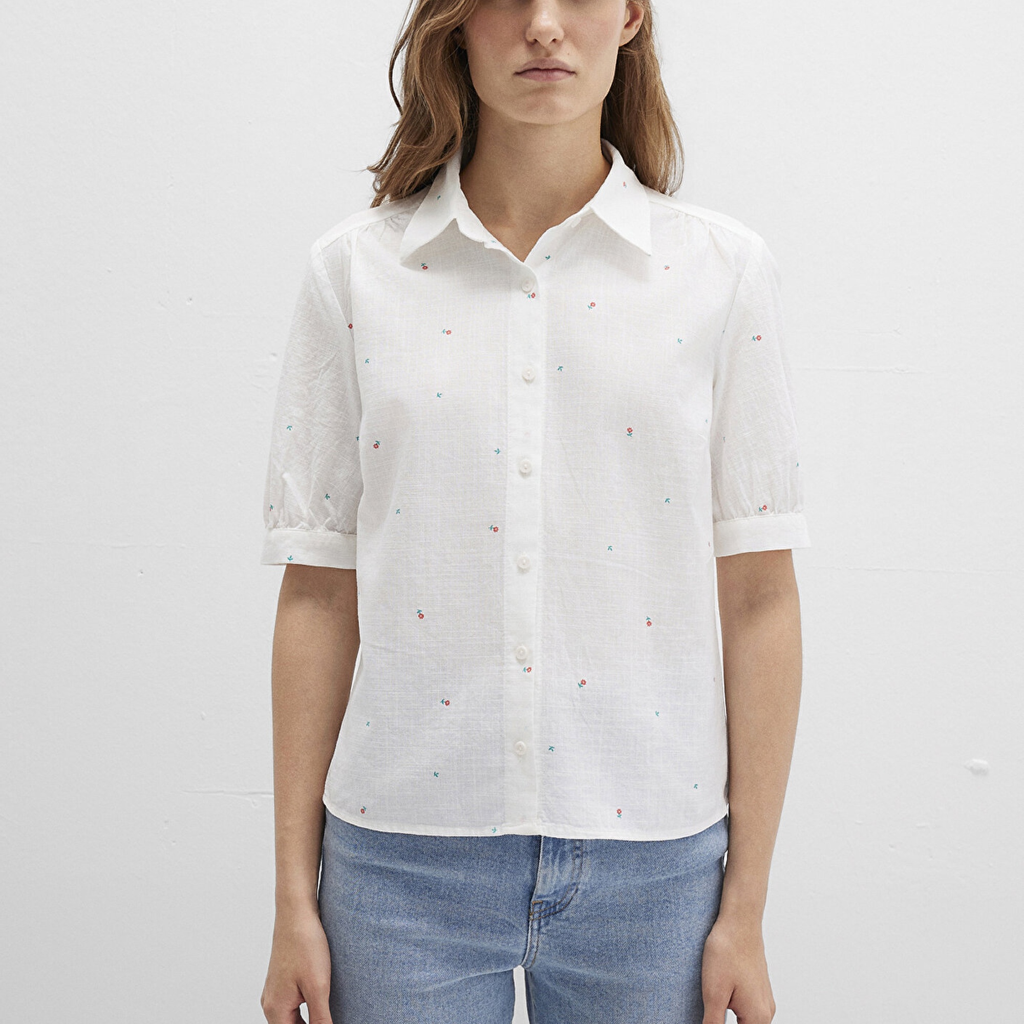 Mavi Çiçek Baskılı Beyaz Gömlek Fitted / Vücuda Oturan Kesim 1210060-90701