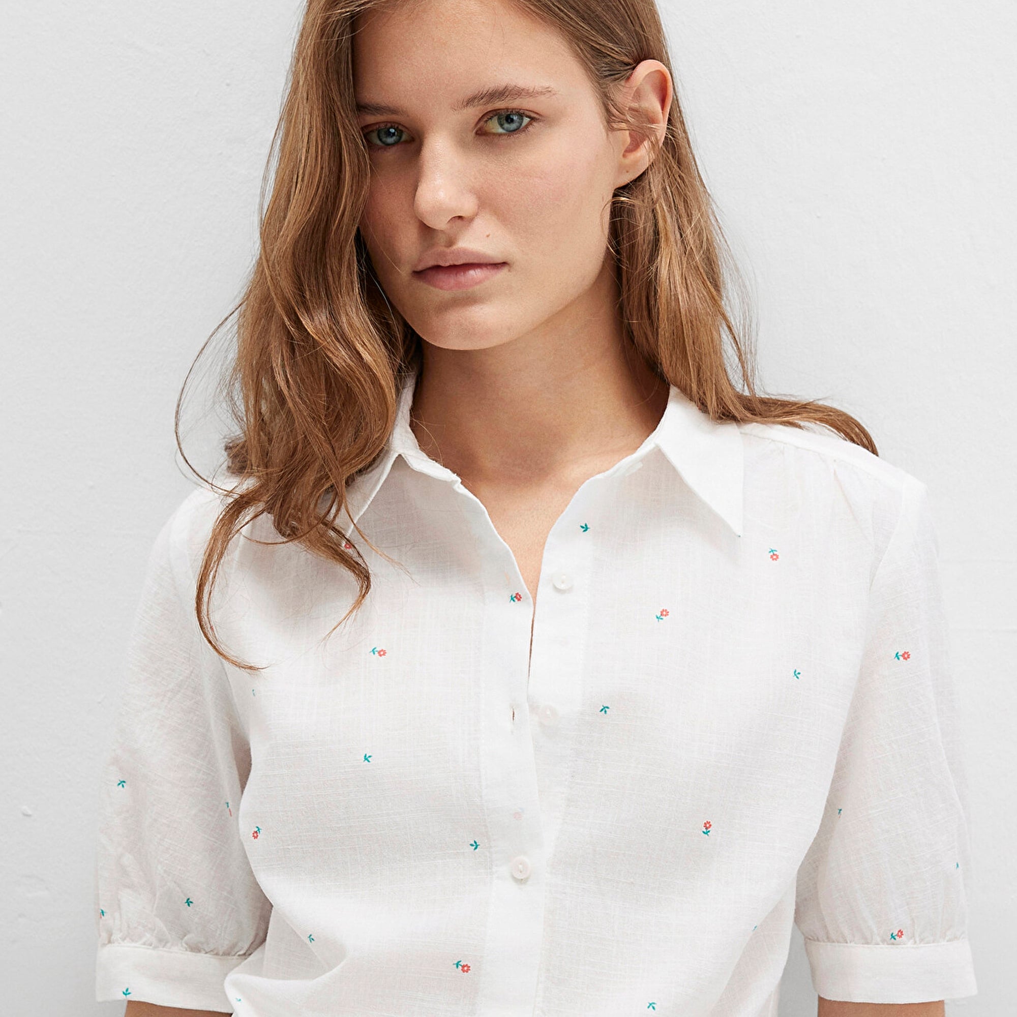 Mavi Çiçek Baskılı Beyaz Gömlek Fitted / Vücuda Oturan Kesim 1210060-90701