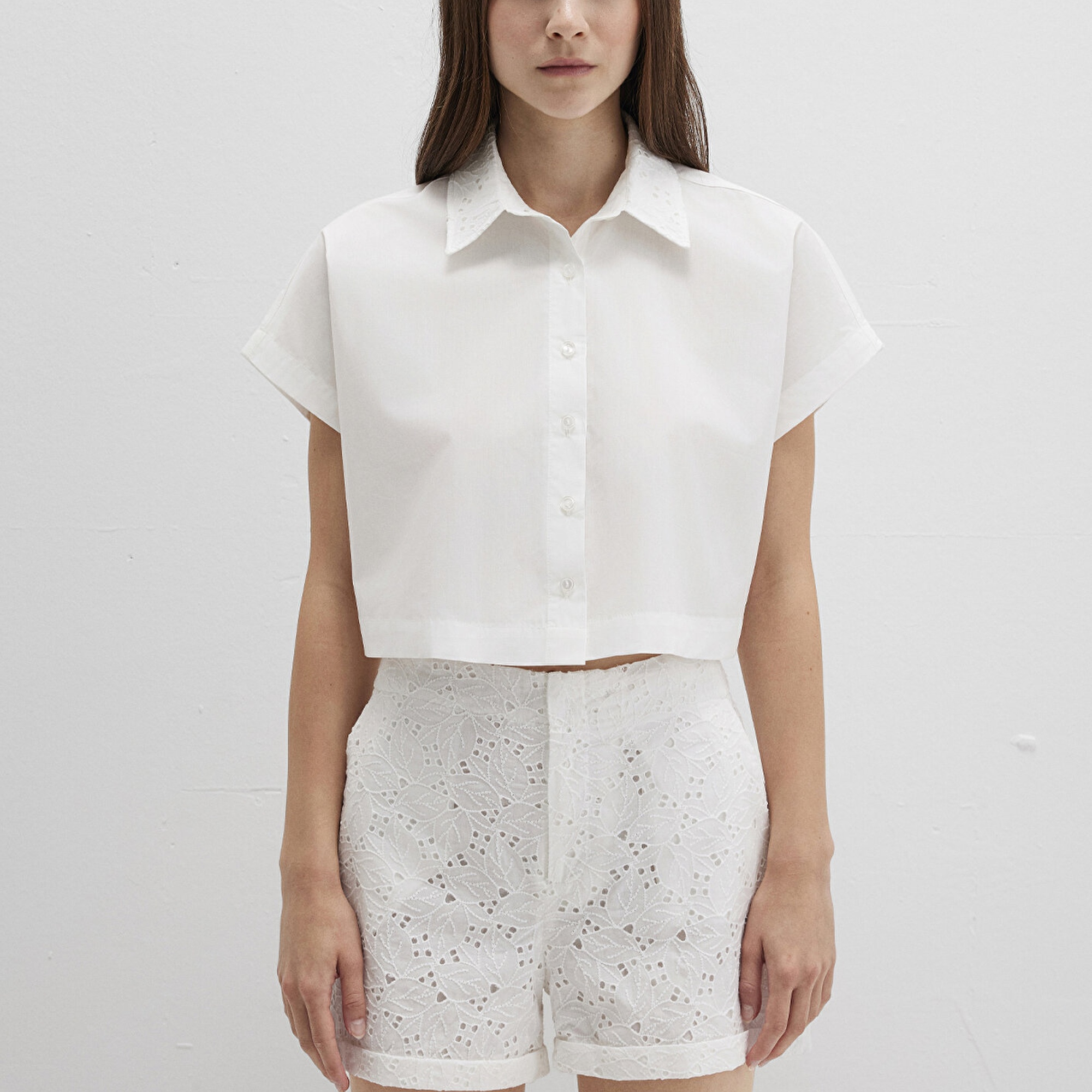 Mavi Yaka Detaylı Crop Beyaz Gömlek Crop / Kısa Kesim 1211170-70057