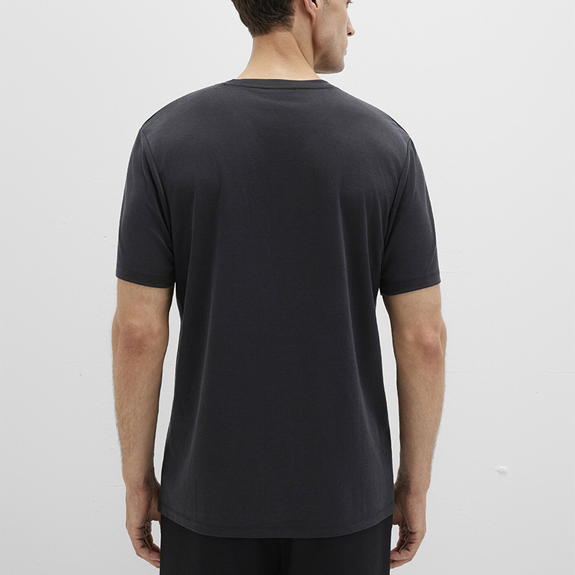 Mavi Bisiklet Yaka Siyah Basic Tişört Regular Fit / Normal Kesim 0612865-900