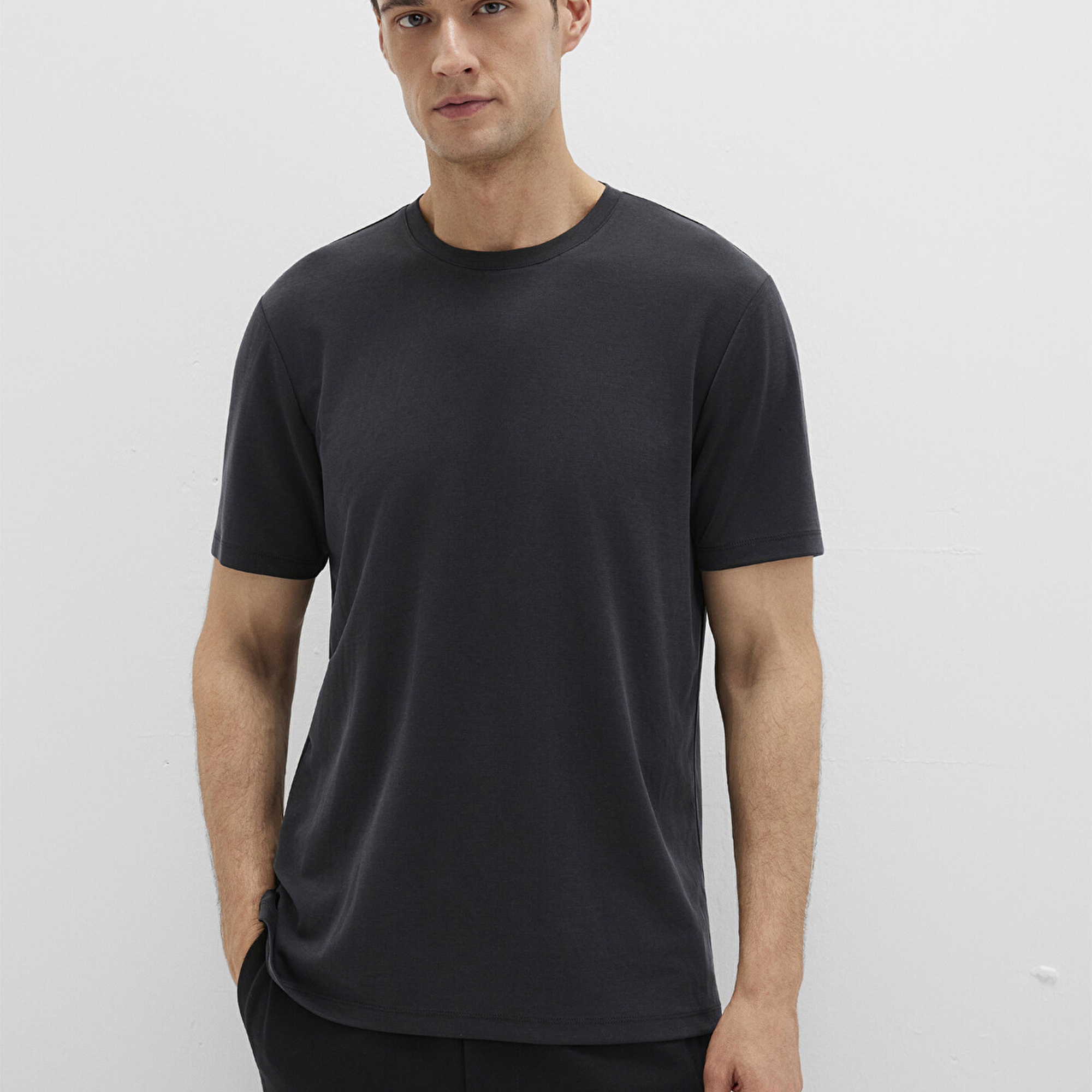 Mavi Bisiklet Yaka Siyah Basic Tişört Regular Fit / Normal Kesim 0612865-900