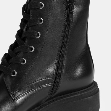  Kadın Siyah Bağcıklı Deri Postal Bot