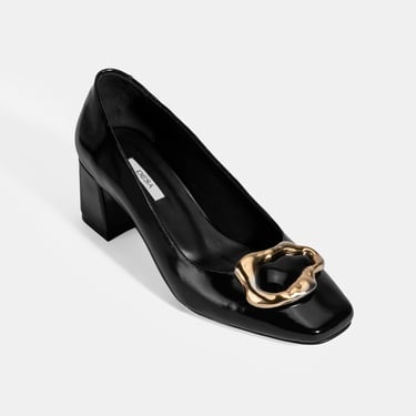  Kadın Siyah Metal Toka Aksesuarlı Rugan Topuklu Ayakkabı