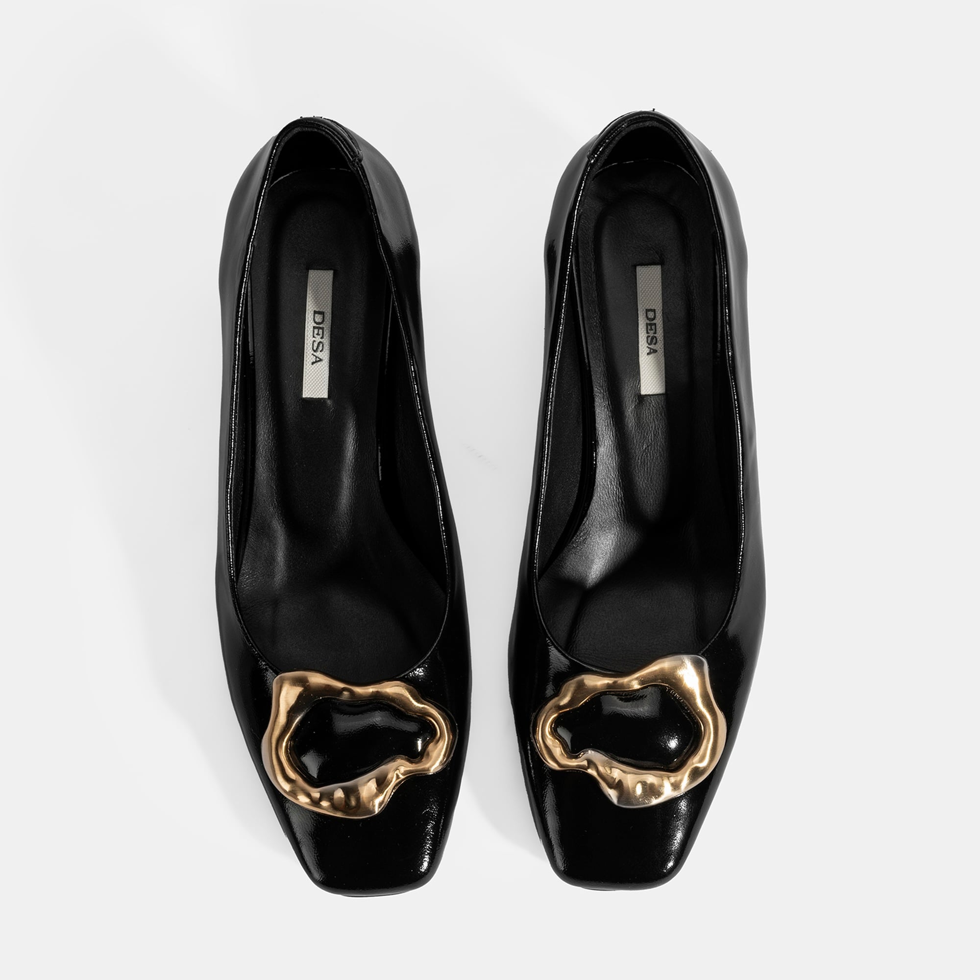 Kadın Siyah Metal Toka Aksesuarlı Rugan Topuklu Ayakkabı