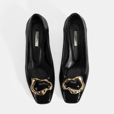  Kadın Siyah Metal Toka Aksesuarlı Rugan Topuklu Ayakkabı