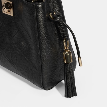  Kadın Siyah Püskül Aksesuarlı Deri El Çantası