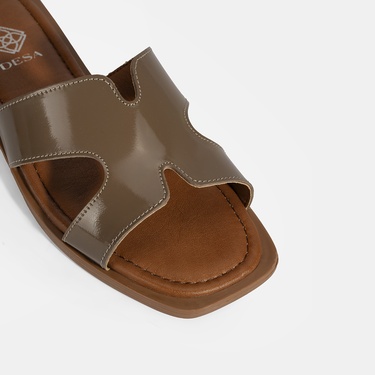  Kadın Kahve Rugan Terlik