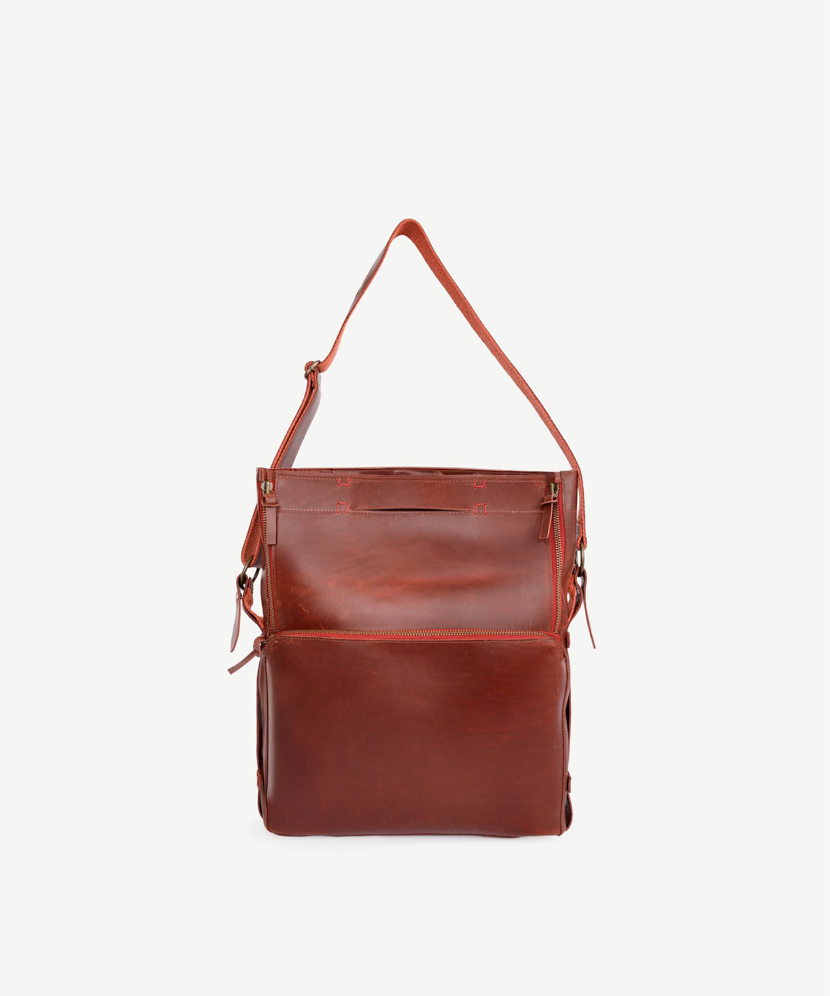  YARGICI Katlamalı Deri Omuz Çantası