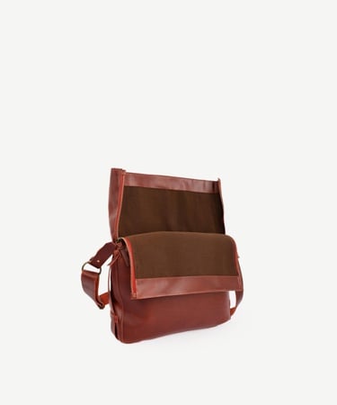  YARGICI Katlamalı Deri Omuz Çantası