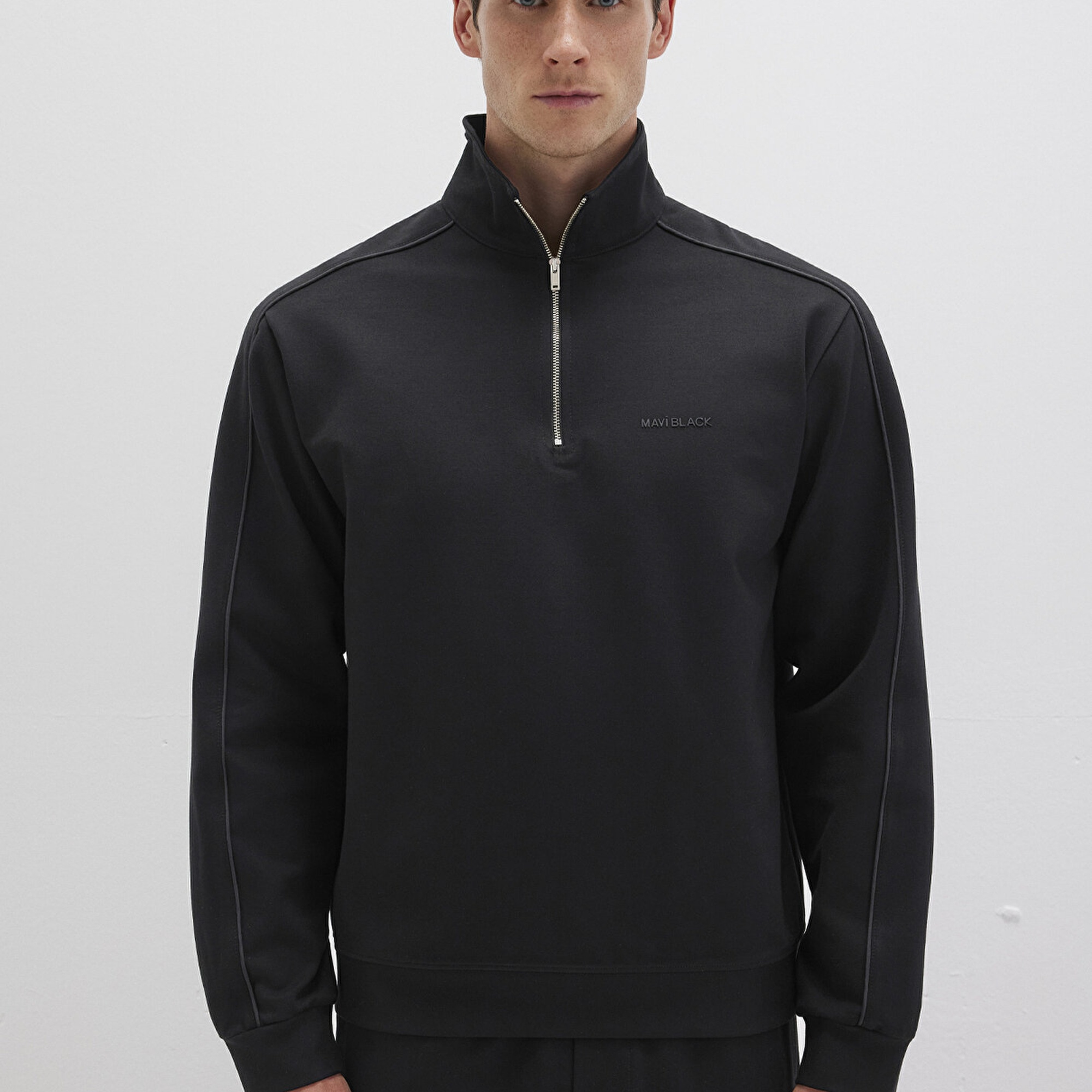 Mavi Yarı Fermuarlı Siyah Sweatshirt 0S10387-900