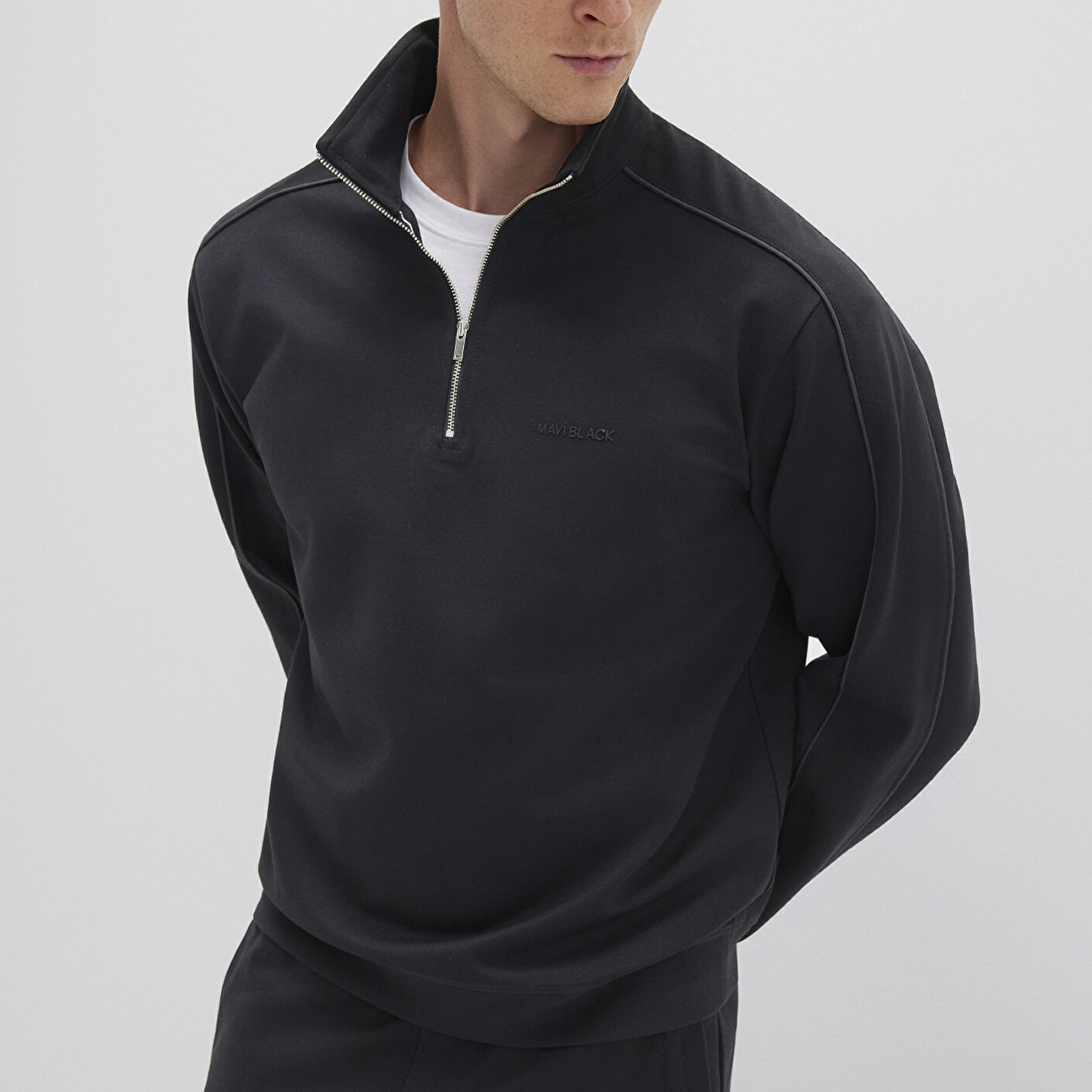 Mavi Yarı Fermuarlı Siyah Sweatshirt 0S10387-900