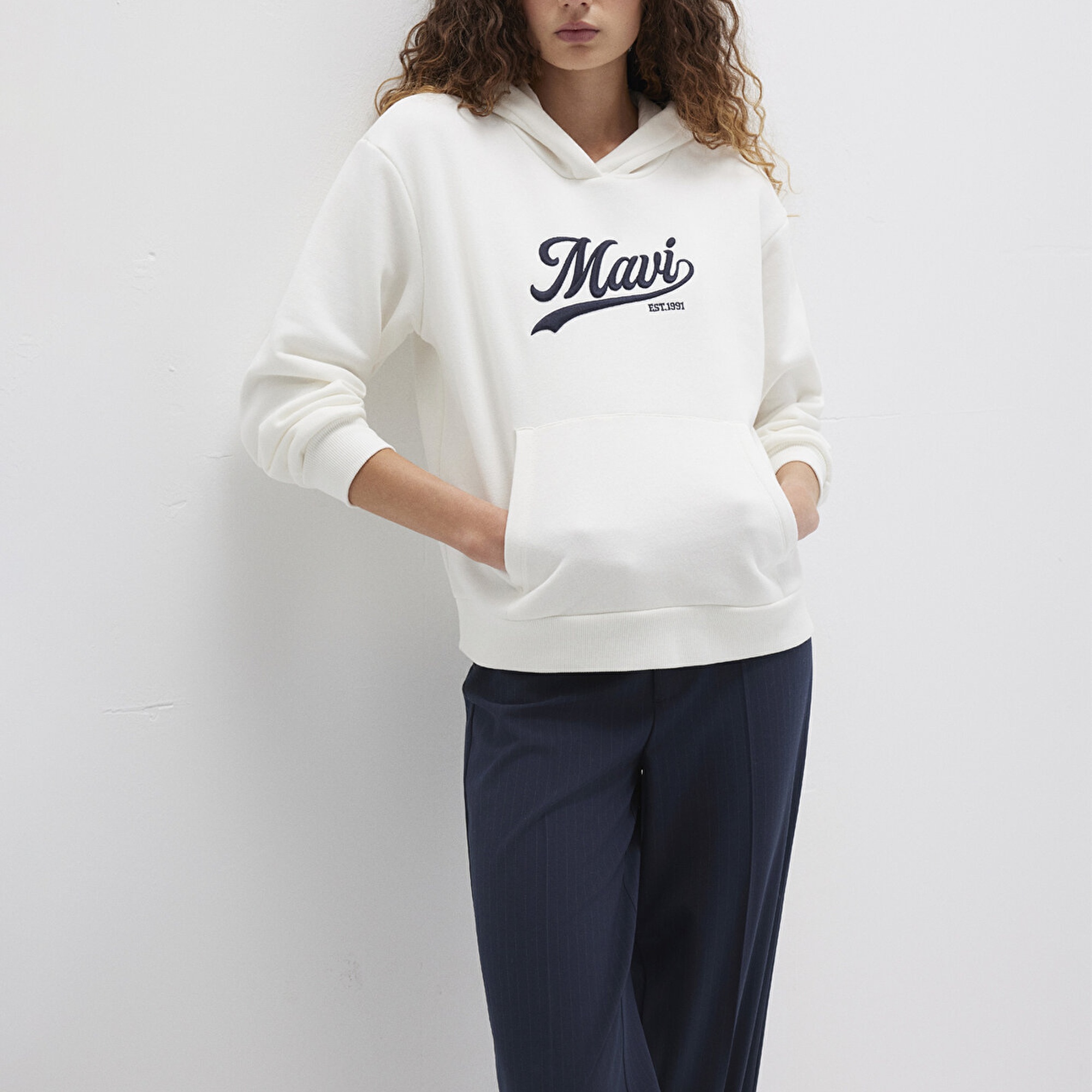 Mavi Mavi Logo Baskılı Kapüşonlu Beyaz Sweatshirt 1S10420-80194
