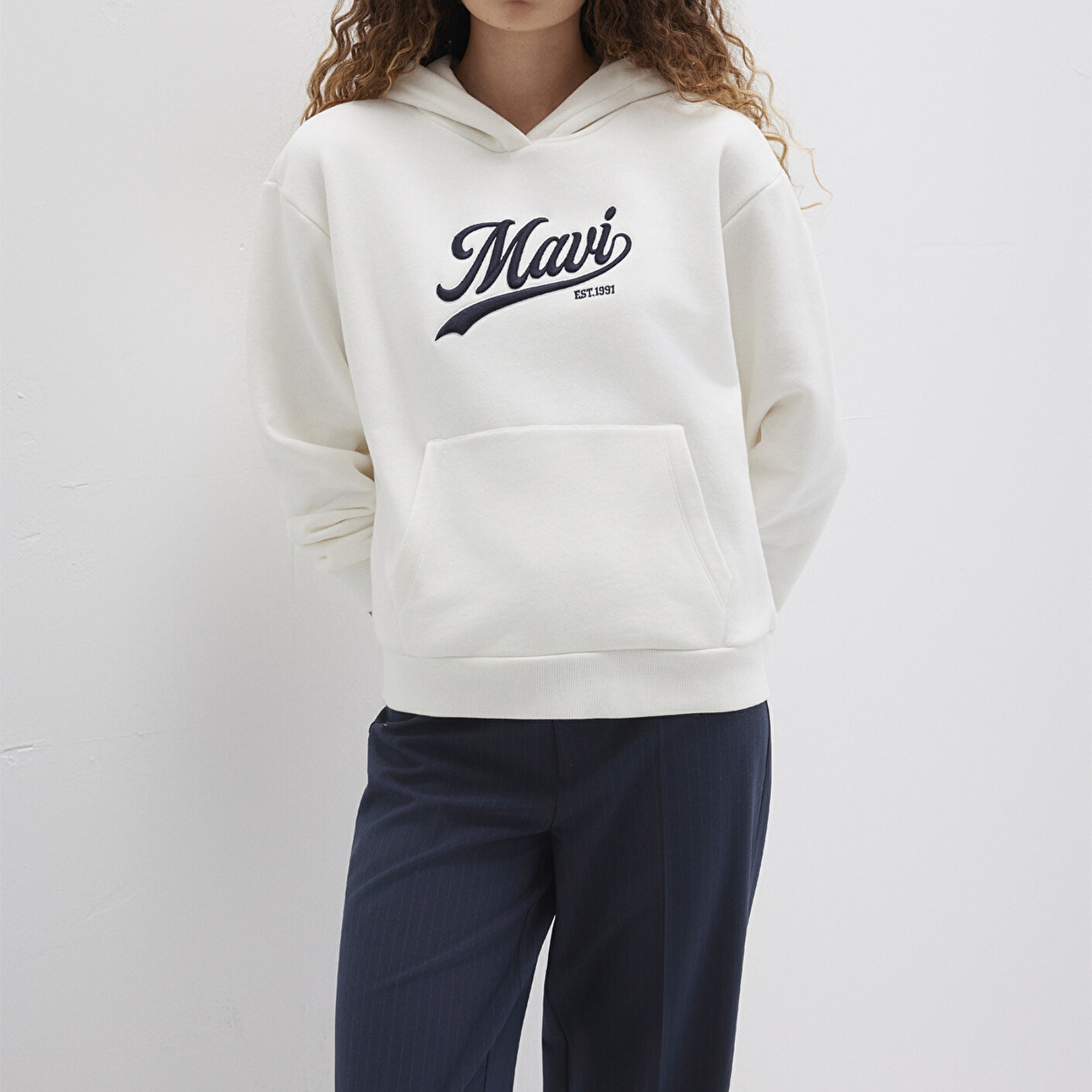 Mavi Mavi Logo Baskılı Kapüşonlu Beyaz Sweatshirt 1S10420-80194