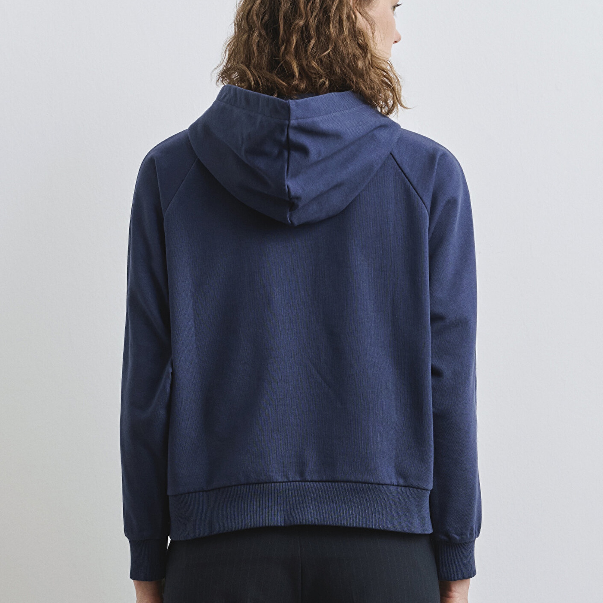 Mavi Biye Detaylı Kapüşonlu Lacivert Sweatshirt 1S10362-87518