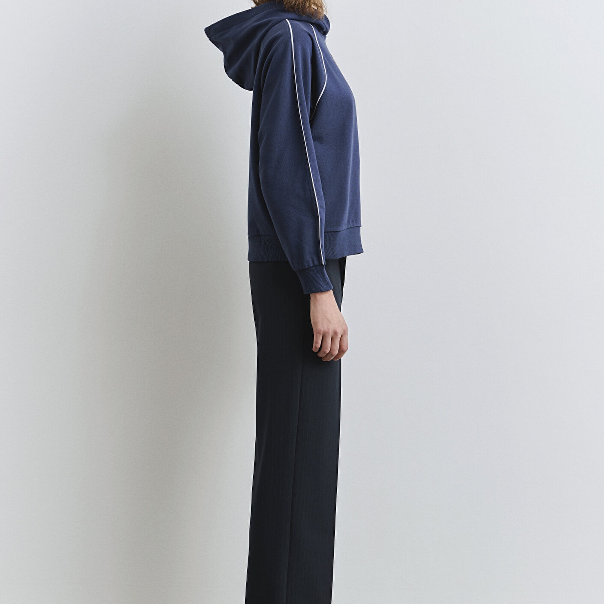 Mavi Biye Detaylı Kapüşonlu Lacivert Sweatshirt 1S10362-87518