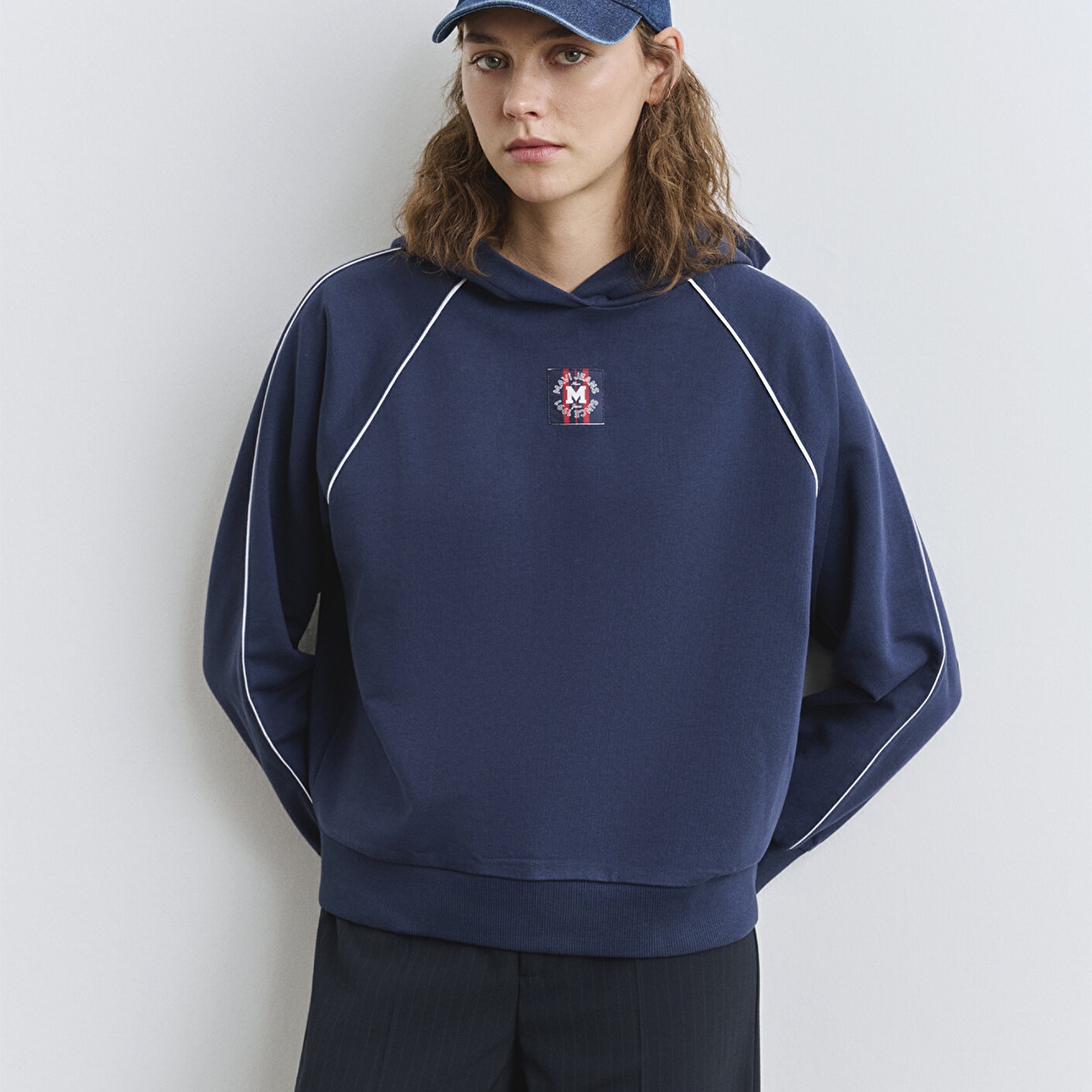 Mavi Biye Detaylı Kapüşonlu Lacivert Sweatshirt 1S10362-87518